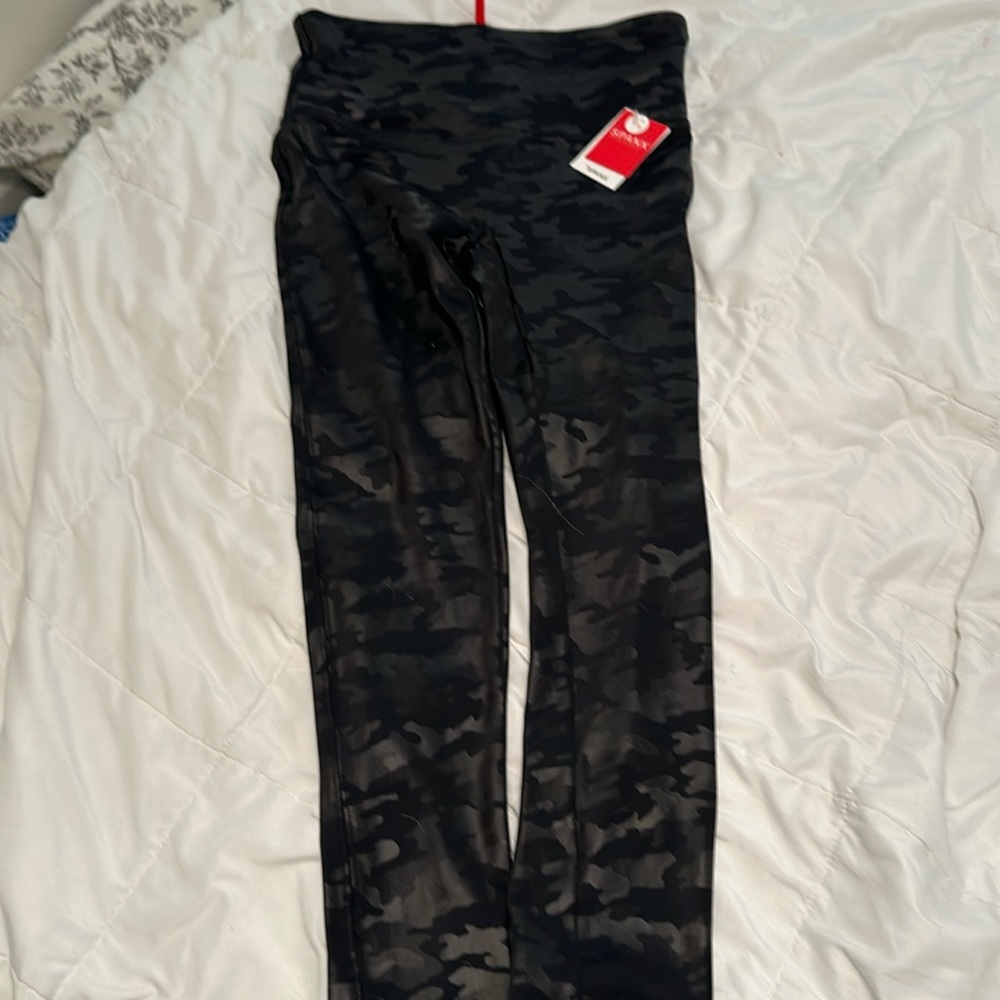 NWT Black Camo Faux Spanx Leggings Size M Petite